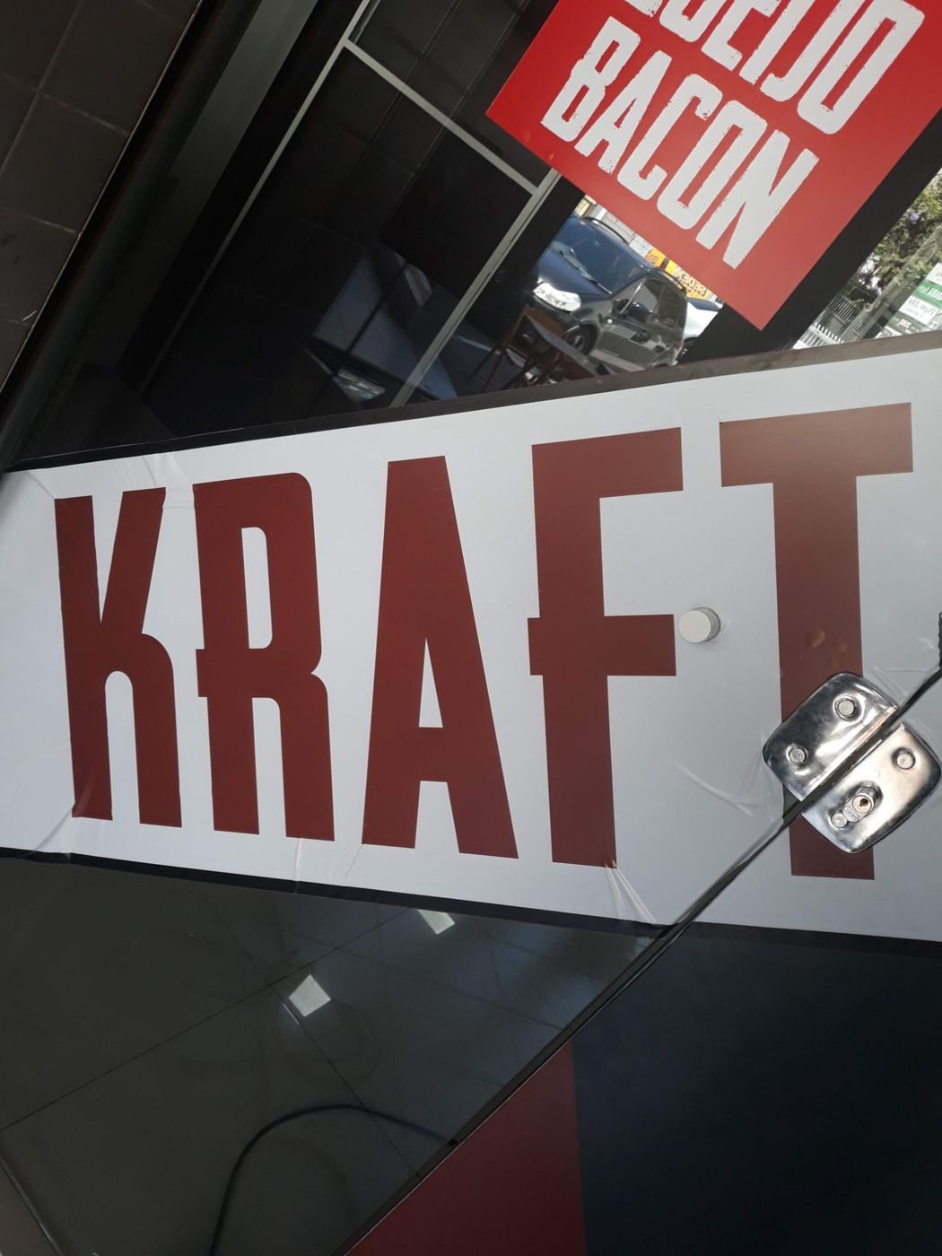 Fachada e placa Kraft