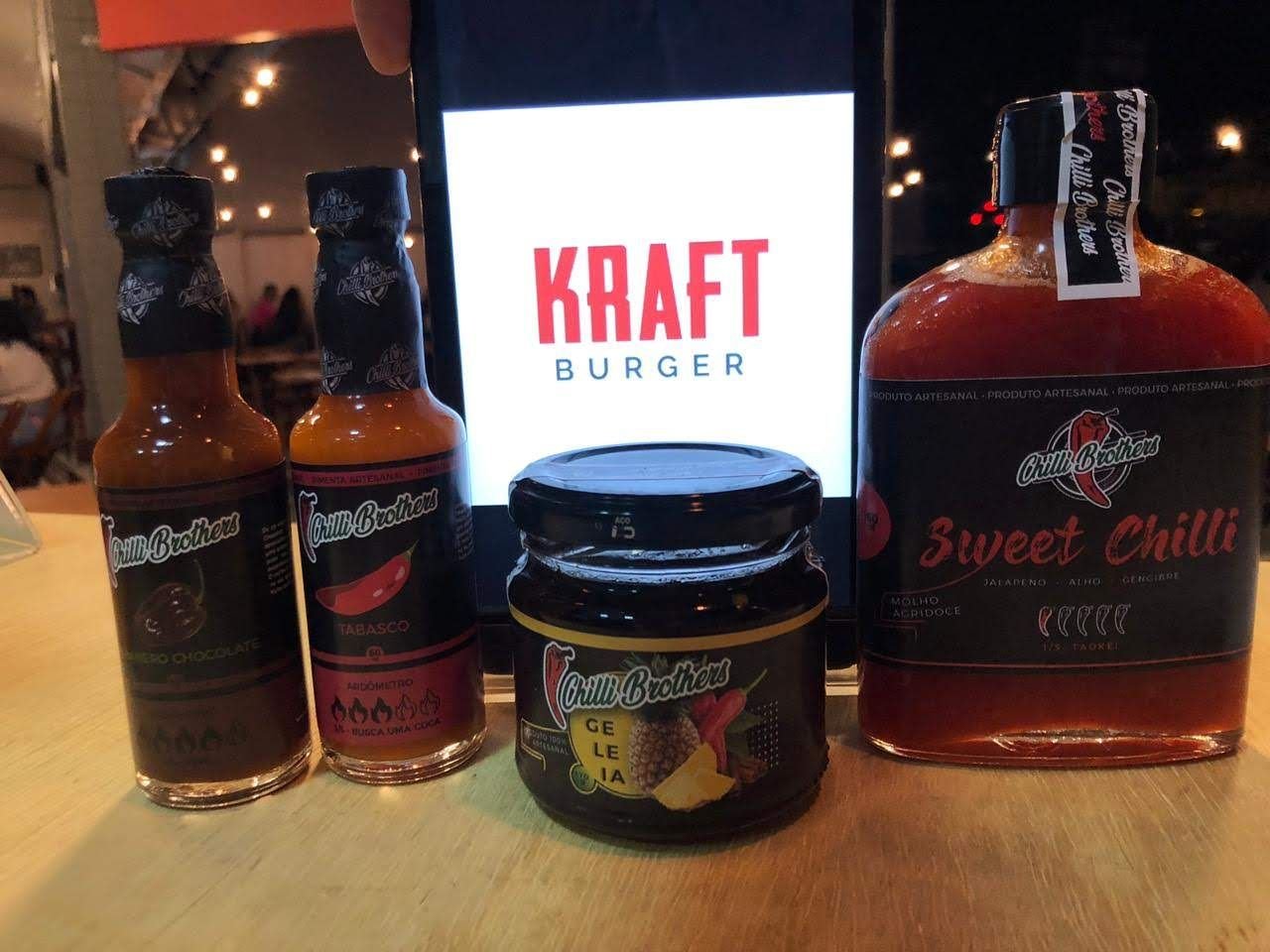 Molhos e produtos em mesa