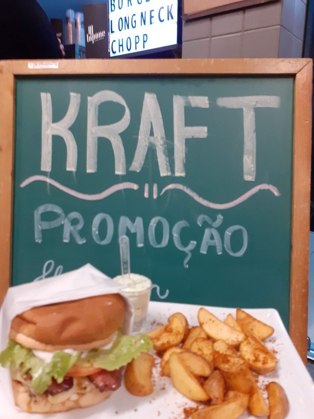 Placa de promoção e lanche